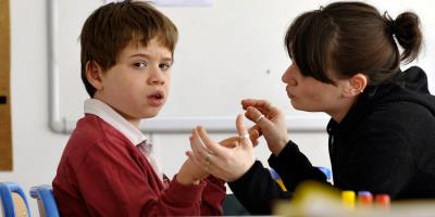 کاردرمانی چه کمکی به کودکان اوتیسم می کند