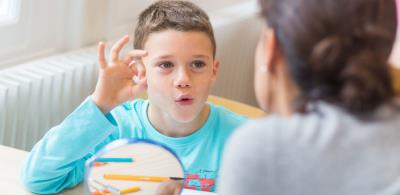 گفتار درمانی در کودک اوتیسم و کمک به ارتباط آن‌ها