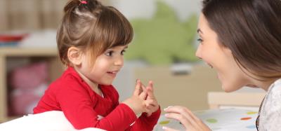 اختلال تاخیر در گفتار کودکان چیست؟ علائم و توضیحات