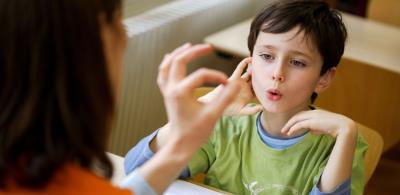 گفتار درمانی برای کم شنوایی کودکان