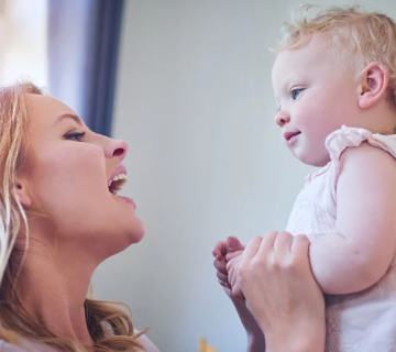 از چه زمانی باید نگران حرف نزدن کودک باشیم