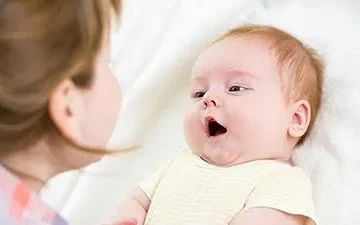 چه کار کنیم کودک زودتر حرف بزند؟