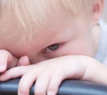 دلیل حرف نزدن کودک 2 ساله و درمان آن