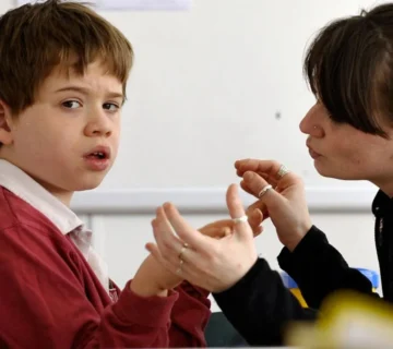 کاردرمانی چه کمکی به کودکان اوتیسم می کند