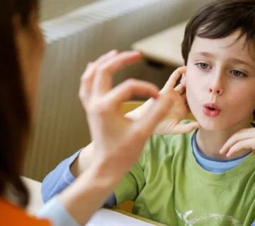 گفتار درمانی برای کم شنوایی کودکان