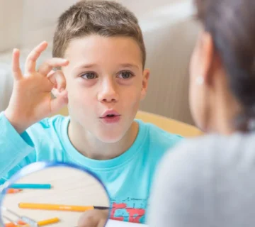 گفتار درمانی در کودک اوتیسم و کمک به ارتباط آن‌ها