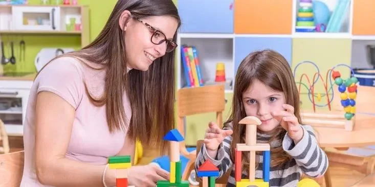 مزایای بازی درمانی برای مشکلات رفتاری کودکان