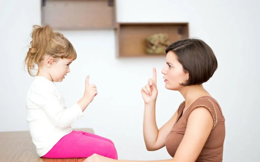 چگونه اعتماد به نفس کودک با مشکل گفتار را تقویت کنیم؟