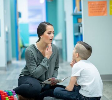 اهمیت انجام تمرینات گفتار درمانی و کاردرمانی در منزل