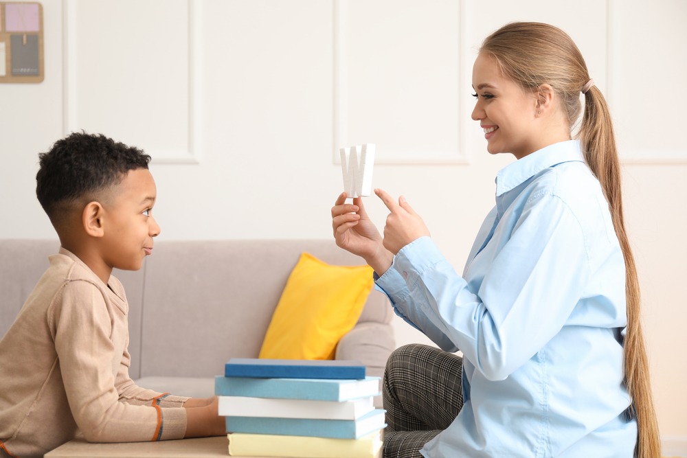 تاثیرات گفتار درمانی در تحصیل کودکان دارای لکنت